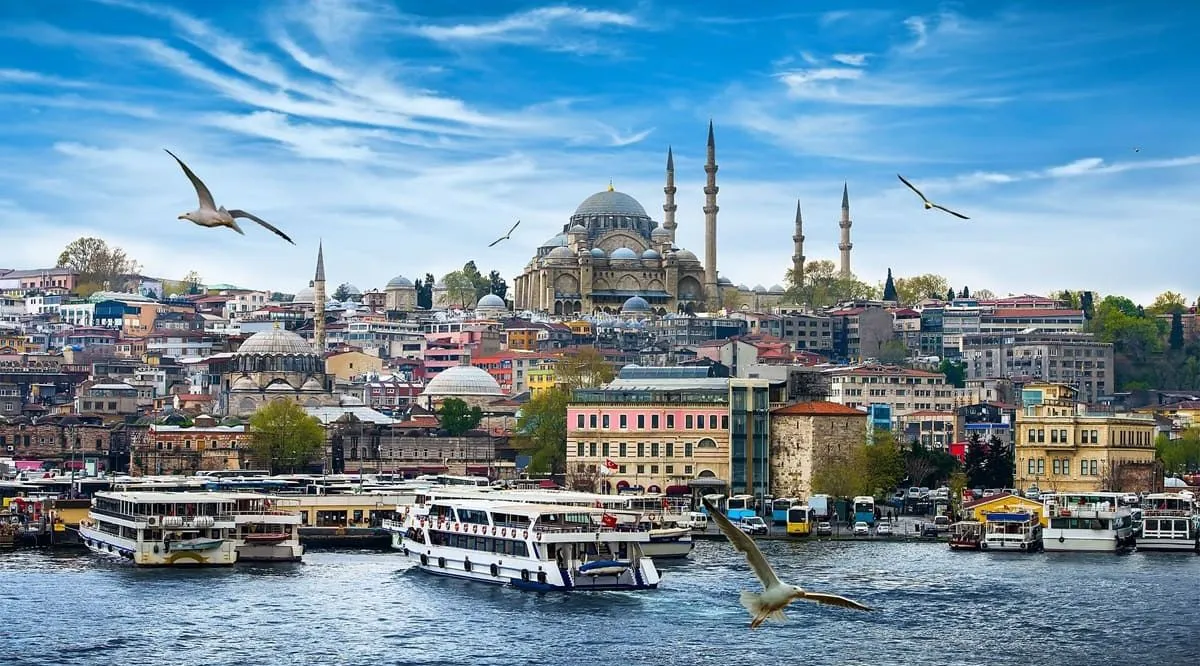 Panoramic view of Istanbul with boats on the Golden Horn and the Suleymaniye Mosque in the background, welcoming fans for the 2026 UEFA Europa League Final
