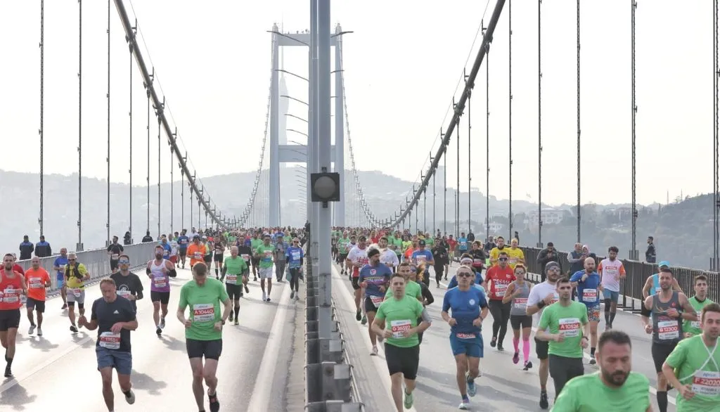 istanbul marathon bosphorus bridge runners Runners crossing the Bosphorus Bridge during the Istanbul Marathon