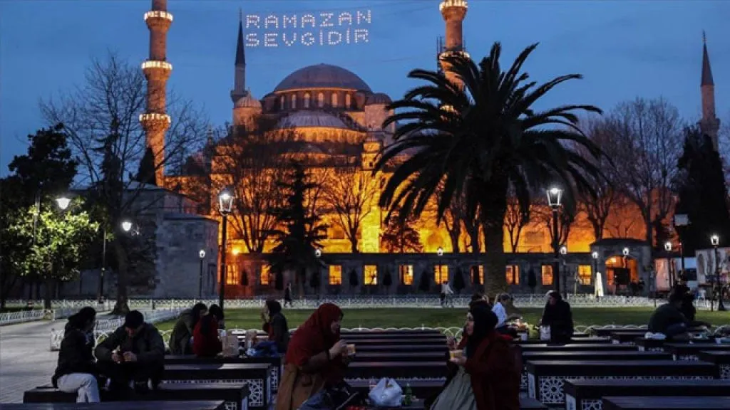 ramadan evening istanbul sultanahmet Evening atmosphere in Sultanahmet during Ramadan in Istanbul